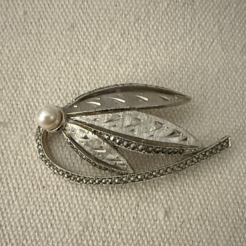 Sphinx Signed Vintage Silver Plated Marcasite & Faux Pearl Brooch. 1950-60’s.